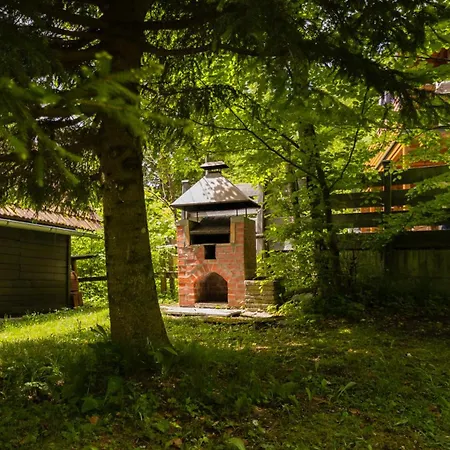 Lana With Hot Tub גוזד מרטולז'ק