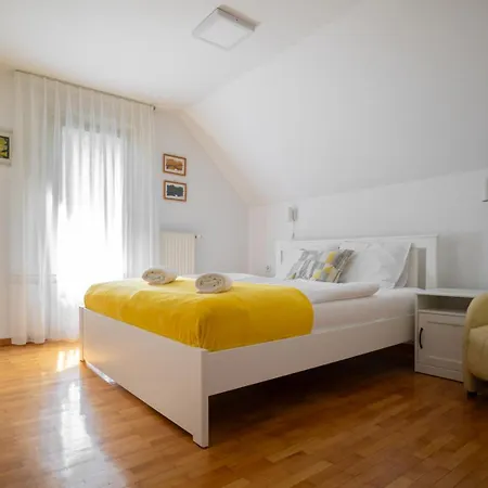 Lana With Hot Tub 펜션 고즈드마툴렉