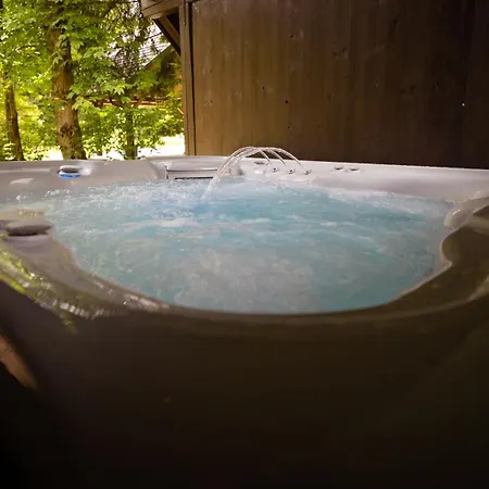 Lana With Hot Tub 펜션 고즈드마툴렉